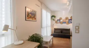 Bright modern with shared garden near Metro - Image 5