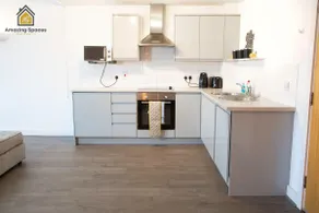 LARGE UNIQUE 2 BEDROOM DUPLEX APARTMENT WITH PRIVATE PARKING & FREE WIFI - VAT QUALIFYING BY AMAZING SPACES RELOCATIONS Ltd - Image 3