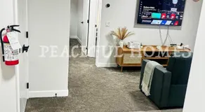 Peaceful Homes - Elegant 2 Bedroom Suite - Image 5