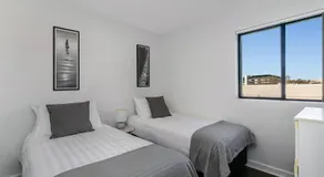 WILL1 - Stylish 2-Bed 2-Bath Oasis in Crows Nest Village - Image 5