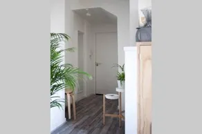 Contemporary City Studio Apartment 2 Minutes from Station - Image 1