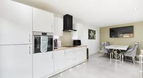 Haven - Spacious Luxury Home perfect for families, couples and contractors! 5mins to Xscape and Junction 32! - Image 4