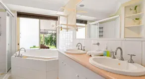 Spacious 4BR family retreat near mall at Forest Lake - Image 2