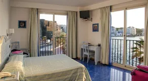 Blue Moon Hotel - Image 2