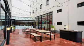 Essence Hotel Carlton - Image 4