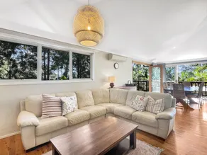 Riverside 3-Bed Townhouse with Spacious Deck  BBQ - Image 3