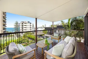 Bright Beachside Family House with Ocean Views - Image 4