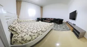 غرفة ماستر مع سريرين كبار وشاشة ومجلس - Image 5