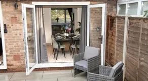 Stylish 4 Bed House, Free Parking, Close to M4 Newport - Image 4