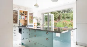 Spacious 4BR House Stunning Garden Driveway - Image 4