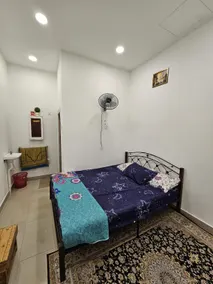 Queen's Room 2 - Image 1
