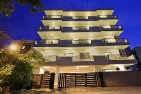 OYO Queen's Castle Near Sandhya Digital 4k Theatre - Image 4