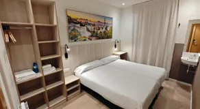 Hostal BESTPRICE Barcelona Stadium - Image 2