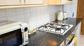 Gravesend comfort Stay free Parking Contractors families corporate booking s - Image 4