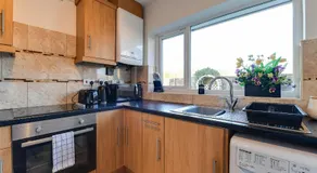 3 BR Home l Free Parking l 5 Guests l Garden l Long Stays l - Image 4