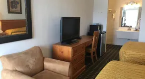 Houston Inn and Suites - Image 2