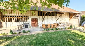 Logements calmes avec piscine, jardin et parking - Image 5
