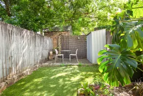 Stylish 2-Bed House with Private Courtyard - Image 4