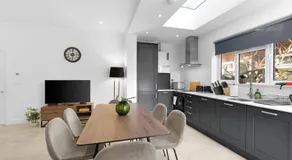 Modern 4 Bedroom Apartment in London with Parking and Garden - Image 2