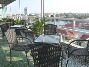 Rose Hotel - Image 4