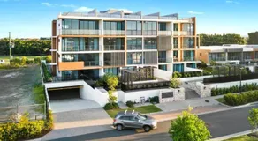 Lux Lakeside Apt - Gold Coast - Image 5