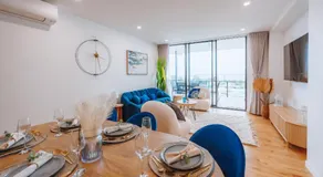 3-Bedroom Apartment with Sea View, Rooftop Pool, Study & Free Parking - Image 3