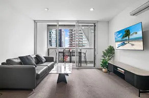Modern 1 Bed Apartment with City Views - Image 4