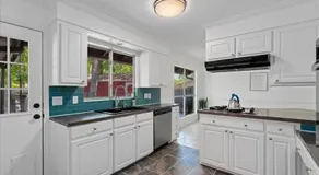 Small Town, Big House - Sleeps 8! - Image 3