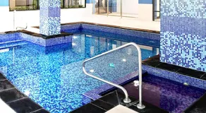 Stylish Executive City Pad w Parking and Pool - Image 3