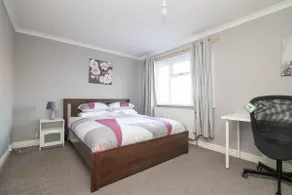 Spacious two bed house with parking and garden - Image 2