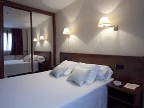 Hotel y Apartamentos Arias - Image 2