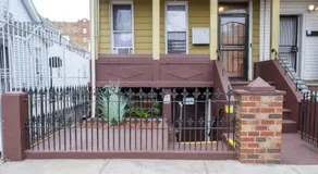 Elegant 2 Bedroom Suite w Modern Amenities - Image 3
