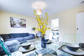 Spacious Urban Apartment in Croydon - Image 3