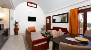 Birds Villa Apartments with Heated Pool - Including Car and Breakfast - Image 2