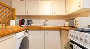Cozy Studio Apartment Kenilworth, Free Parking, WIFI, Smart TV - Image 5