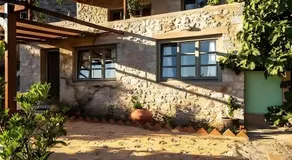 Boutique Stone Cottage House - Image 5