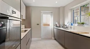 Luxury Detached New 5 Bedroom House Ascot - Parking Private Garden - Image 3
