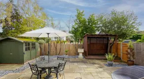 Spacious 5 bed Sunninghill with driveway parking - By Tempstay - Image 4