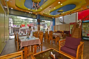 Red carpet hotel - Image 2