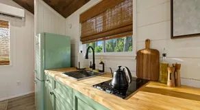 Vista Verde Farm Retreat - Stylish Cabins Nearby Springs - Image 4