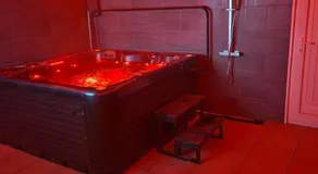 Short Stopzzz & Indoor Hot Tub - Image 4