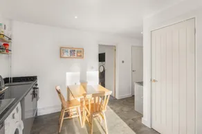 Apt 2: Spacious Comfortable apartment - ShireStays - Image 3