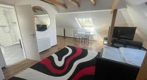 Weißes Apartmenthaus am Kanal - Image 2
