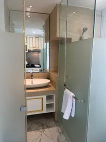 Art Deco Private Jacuzzi Suite - Image 4