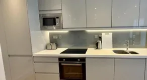 Executive City Flat with Gym, Sauna & Workspace - Image 3