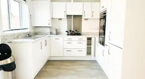Ashford Luxury House with Hot tub and Driveway Parking - Image 3
