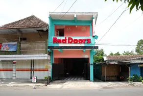 RedDoorz near Sunrise Mall Mojokerto - Image 4
