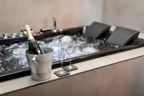 Sovo - Luxury Romantic WestEnd Apartment With Jacuzzi Spa Bath - Image 5