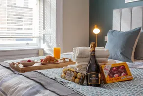 Stylish 2bed apartment underneath Edinburgh castle - Image 4