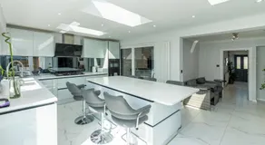 Stylish HouseSmart FeaturesJacuzziLarge Garden - Pass the Keys - Image 3